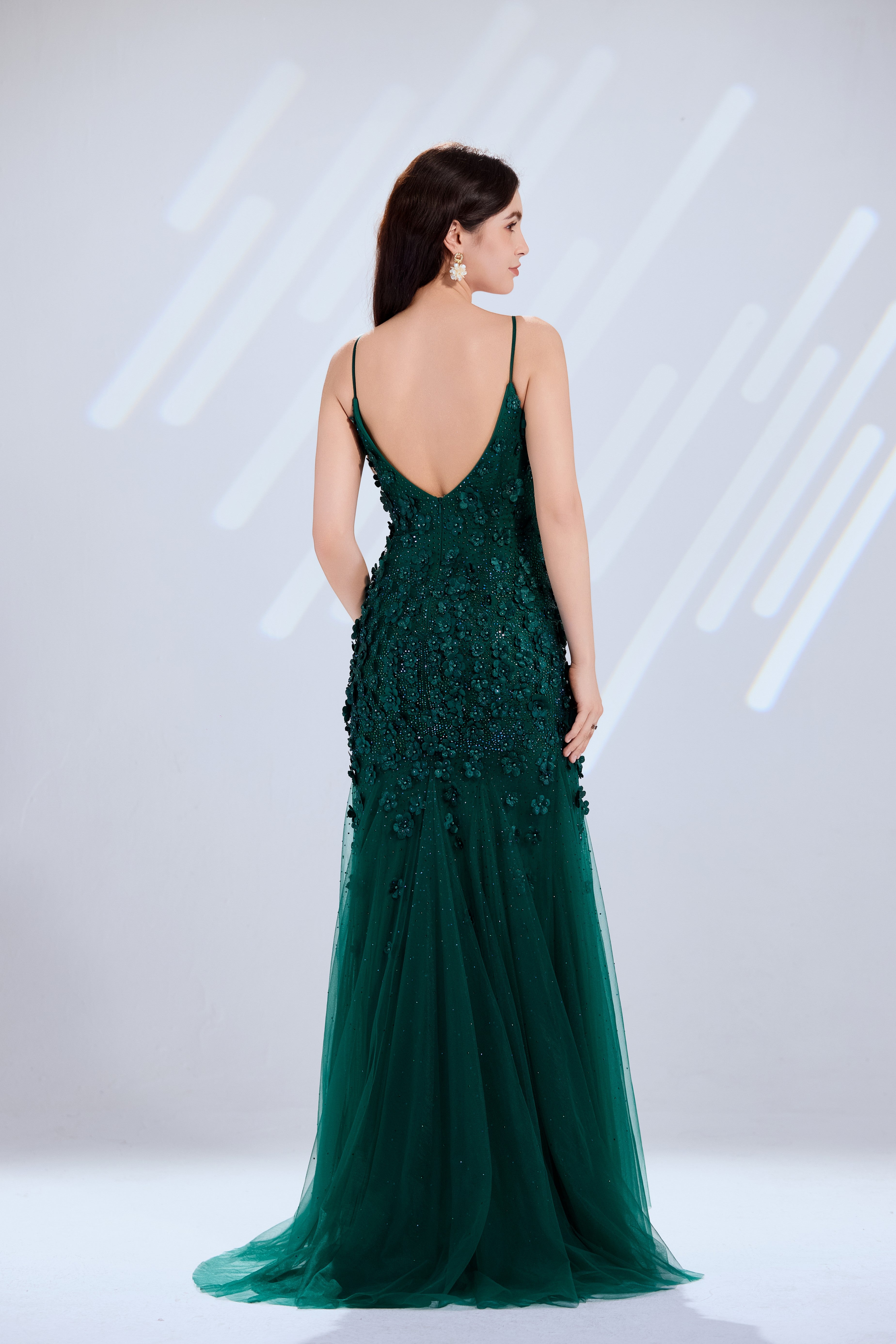 Emerald green sequined mermaid prom dress, open-back look with spaghetti straps